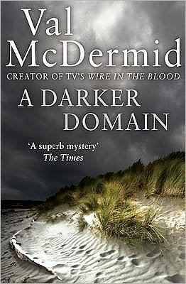 Cover for Val McDermid · A Darker Domain - Detective Karen Pirie (Paperback Book) [第1 版本] (2009)